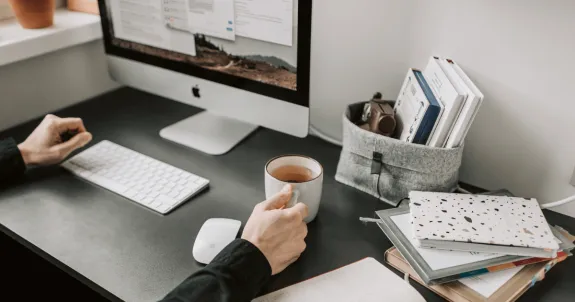 デスクにオフィス便利グッズがたくさんある