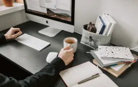 デスクにオフィス便利グッズがたくさんある