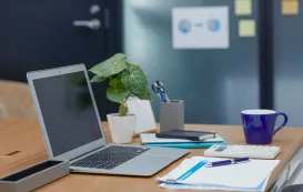 オフィスデスクにオフィスグッズがたくさん置いてある