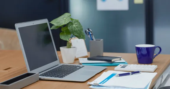 オフィスデスクにオフィスグッズがたくさん置いてある