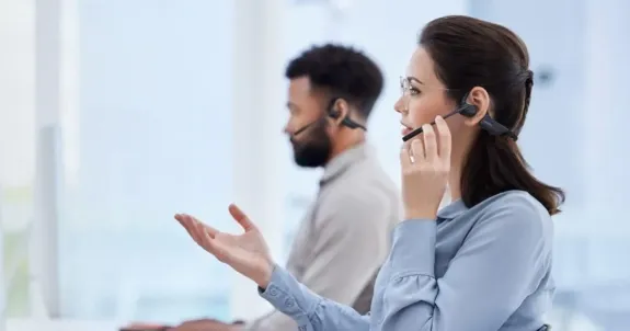 オープンイヤー型イヤホンをつけているビジネスパーソン