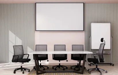 会議室にプロジェクター用ホワイトボードと椅子が5脚ある。