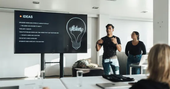 電子ホワイトボードを使ってディスカッションする人たち