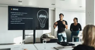 電子ホワイトボードを使ってディスカッションする人たち