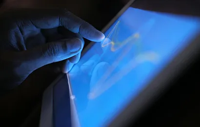 Hand tippt auf screen multi touch display
