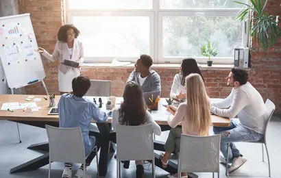 数人の社員が集まってモチベーションが上がる朝礼を実施している。