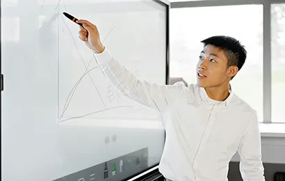 Smart board stift beim schreiben auf whiteboard