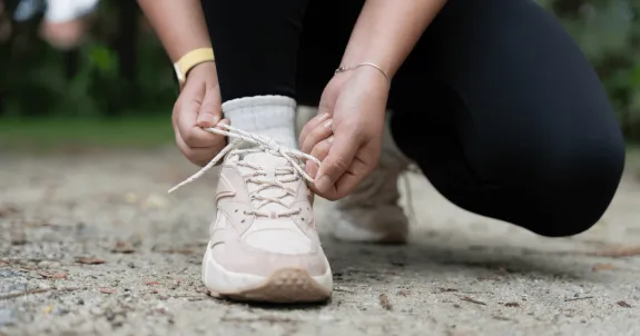 その場でジョギングを準備する人