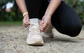 その場でジョギングを準備する人