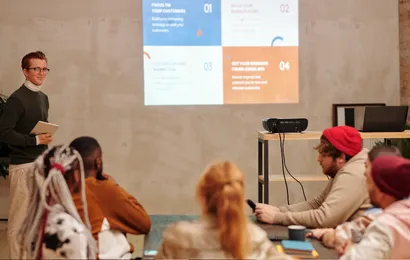 先生がプロジェクター型電子黒板を使って授業をしています