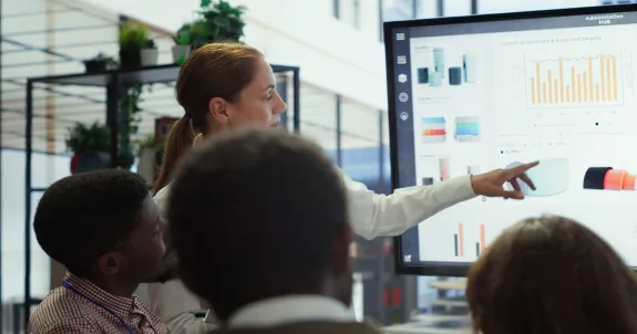 Teambesprechung mit whiteboard board