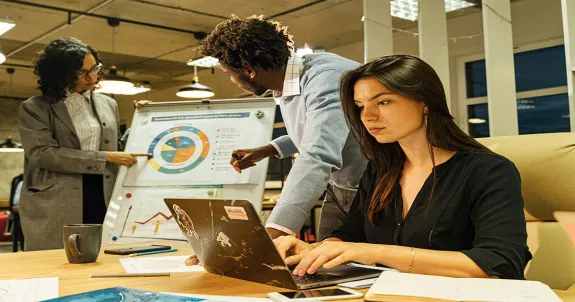 Teammeeting mit digitalem schwarzem brett im einsatz