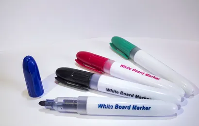 テーブルの上にホワイトボード用水性ペンが4本あります。