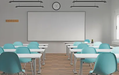 大教室には黒板用ホワイトボードと整然と並べられた青と白の机と椅子があります。