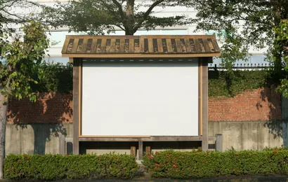 庭に大きな木製掲示板があります。