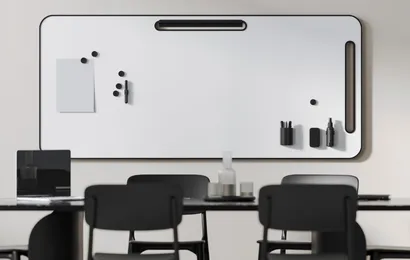 穴を開けないでホワイトボードを壁に掛ける方法で掛けられたホワイトボード。