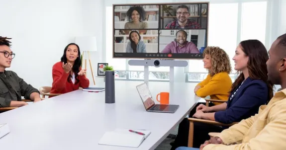 Webカメラの接続方法（有線・無線）を解説するハイブリッド会議イメージ