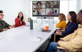 Webカメラの接続方法（有線・無線）を解説するハイブリッド会議イメージ