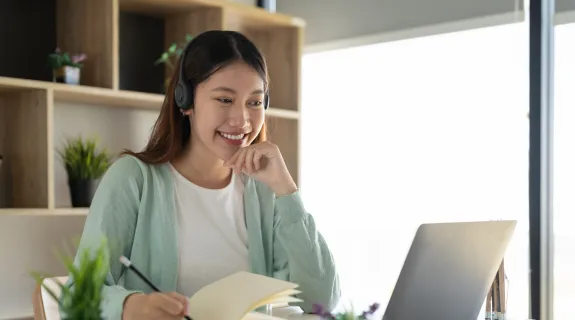 ワイヤレスヘッドセットマイクをつけている女